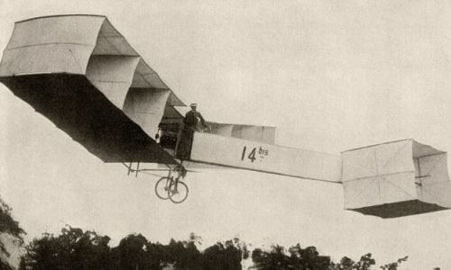 avión primer vuelo en Europa primer vuelo a motor en Paris