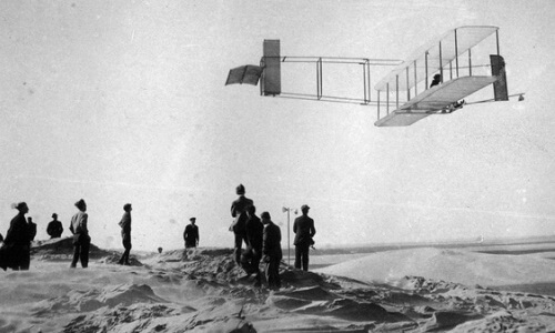 El primer aeroplano a motor en volar avión primer vuelo hermanos wright